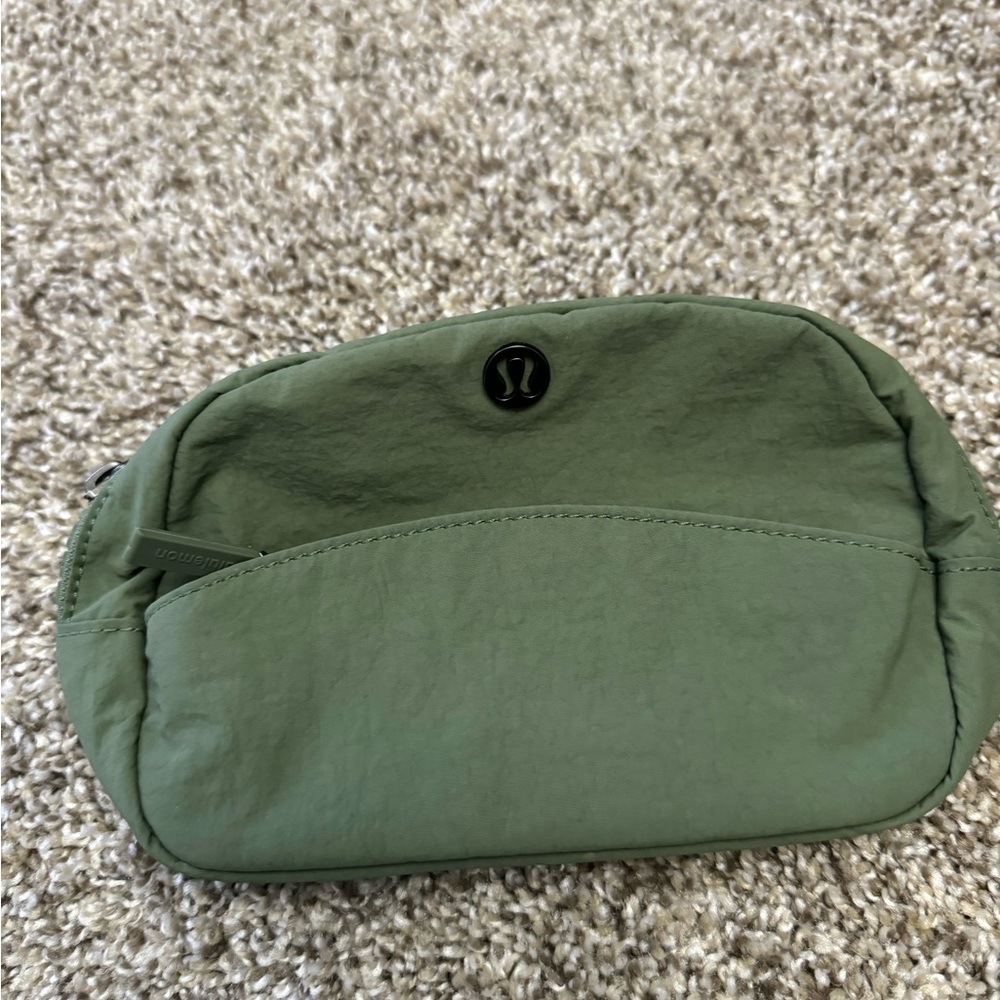 Lululemon City essentials Pouch mini